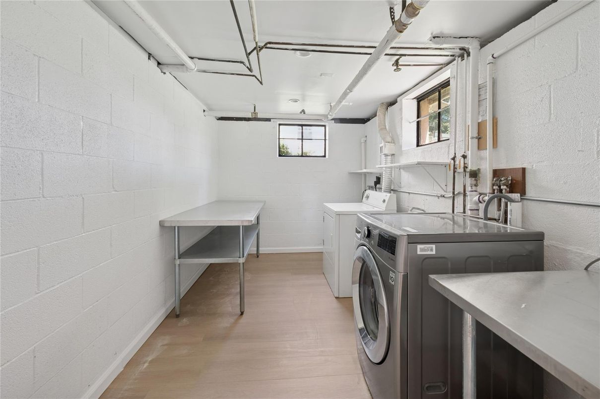 Interior, Washer, Wood Texture Flooring