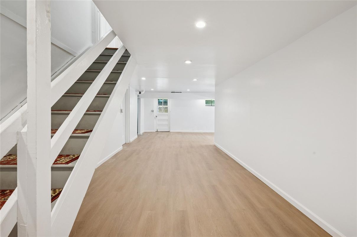 Interior, Recessed Lighting, Wood Texture Flooring
