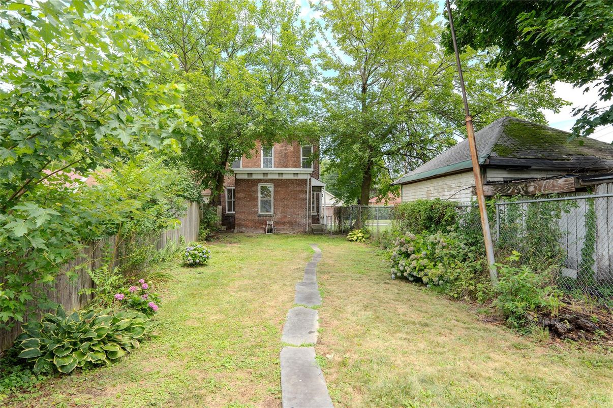 Backyard, Exterior