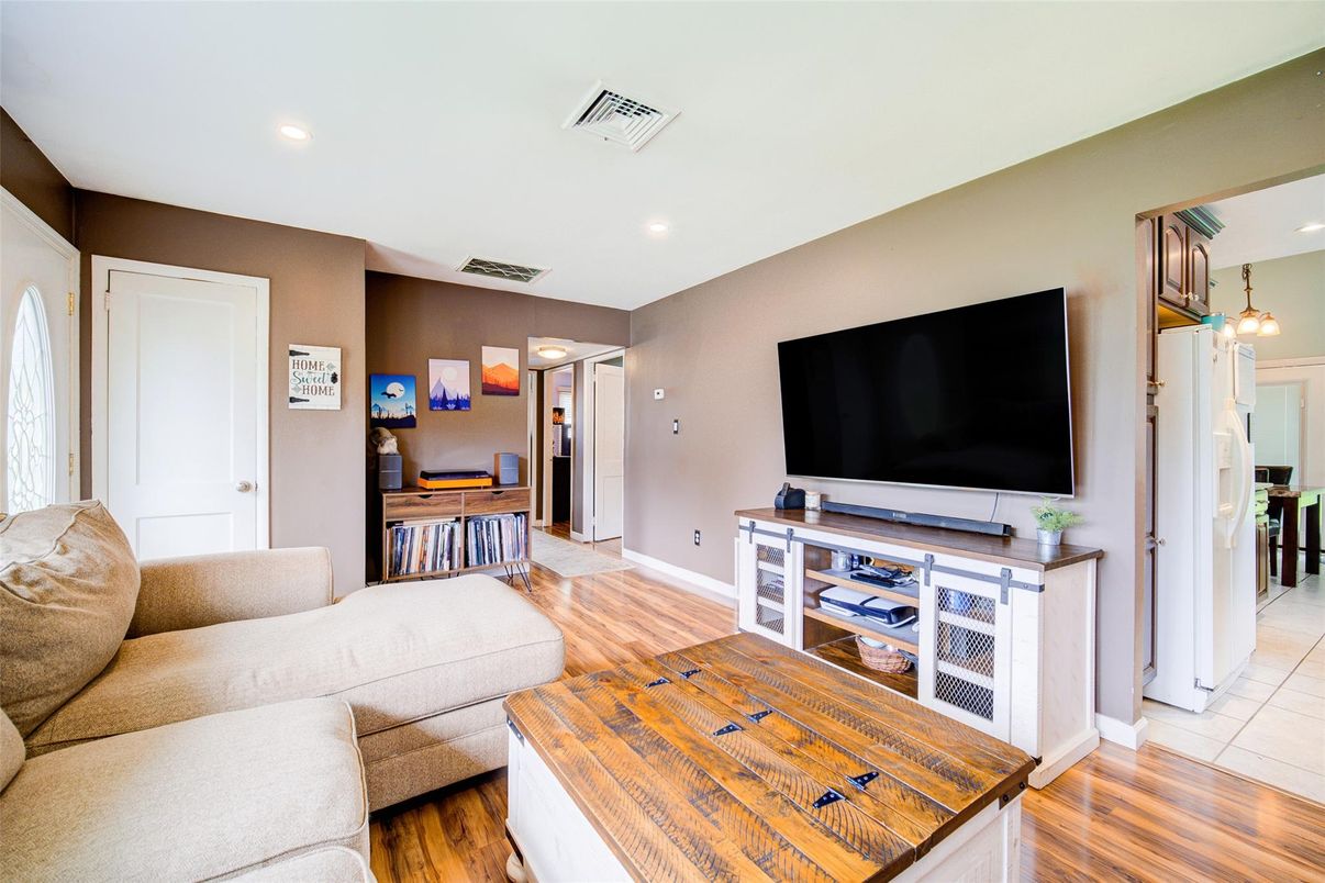Interior, Living room, Pendant Lights, Recessed Lighting, Wood Texture Flooring