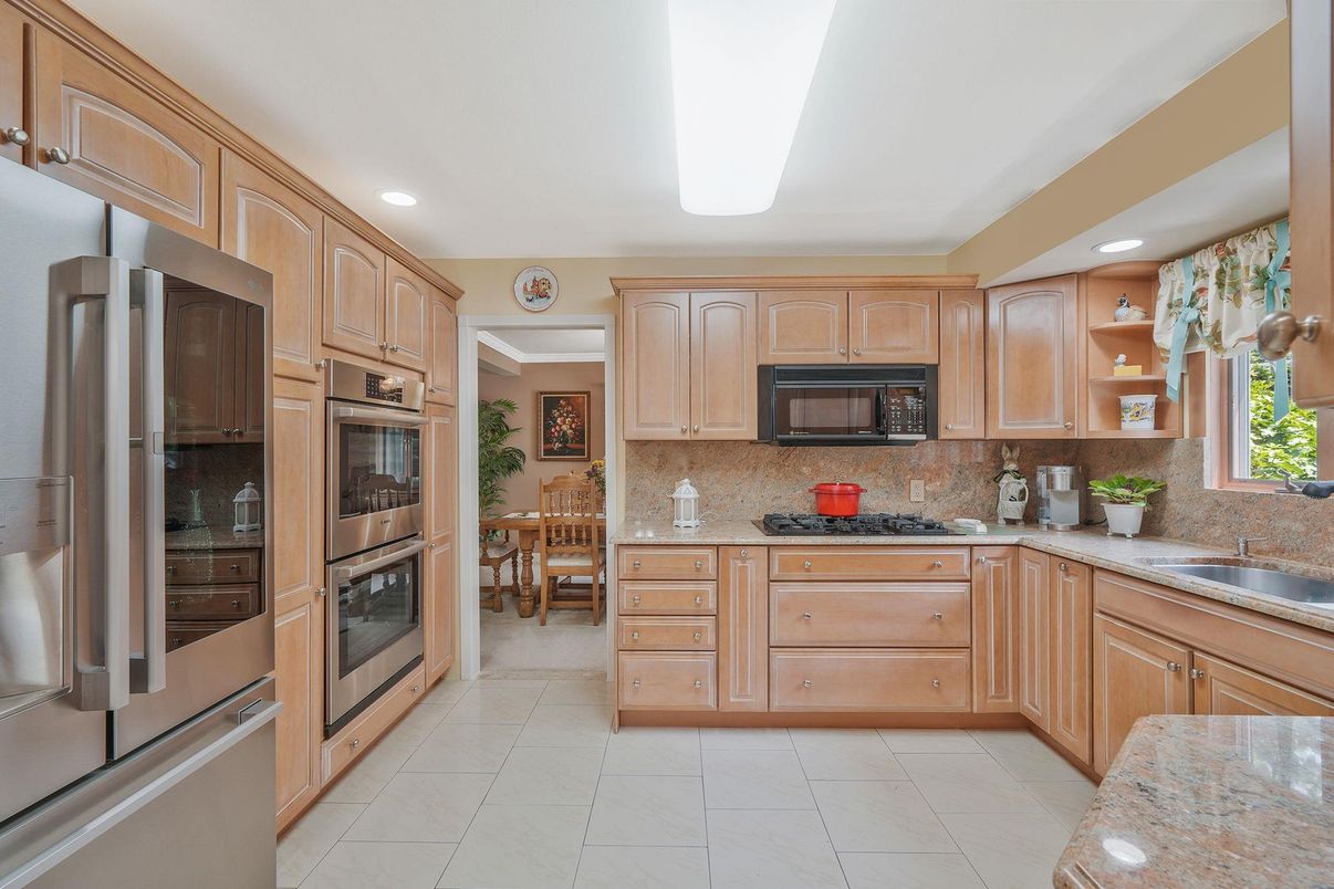Dining room, Interior, Kitchen, Recessed Lighting, Stainless Steel Appliances