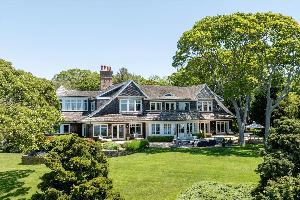 Backyard, Exterior, Facade, Queen Anne Victorian