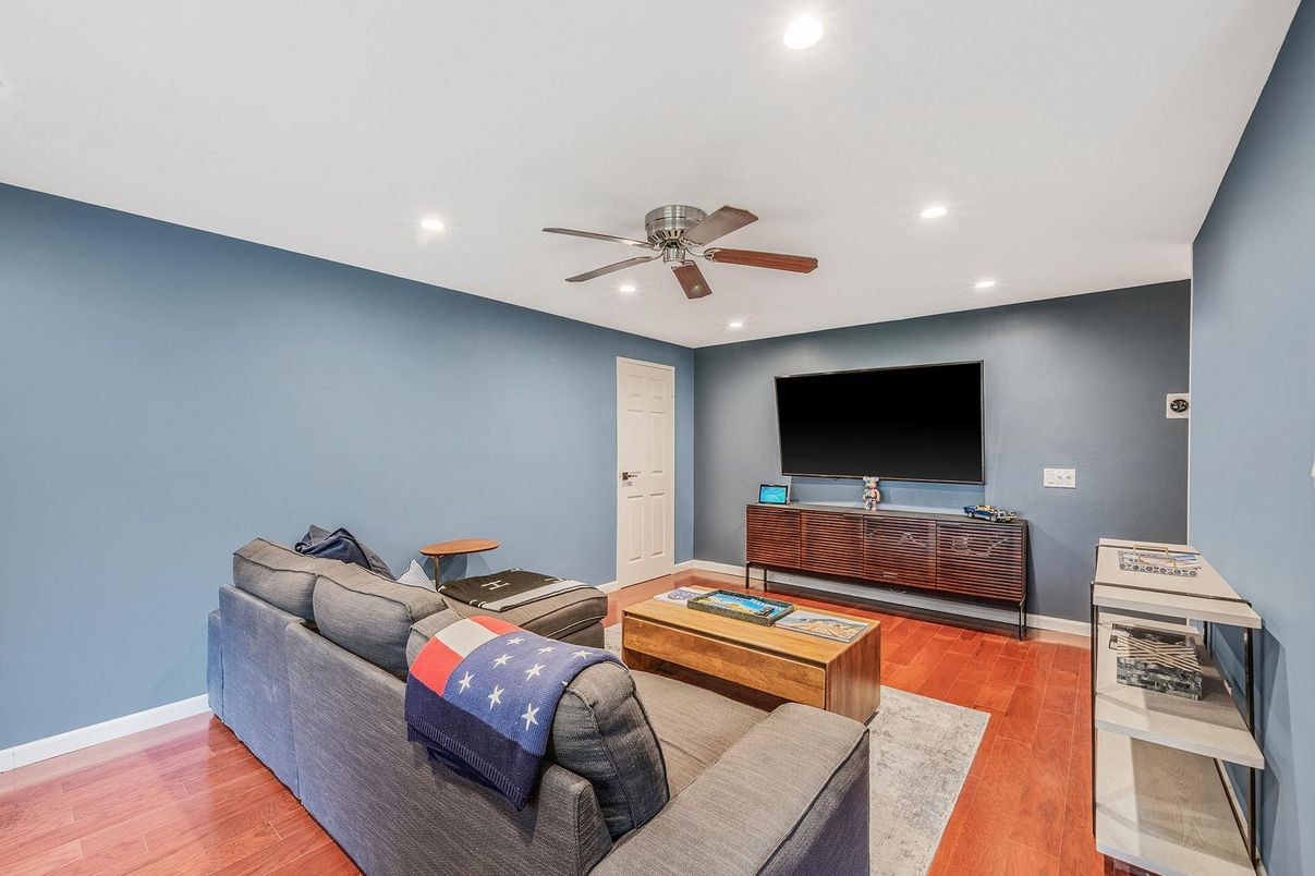 Interior, Living room, Recessed Lighting, Wood Texture Flooring