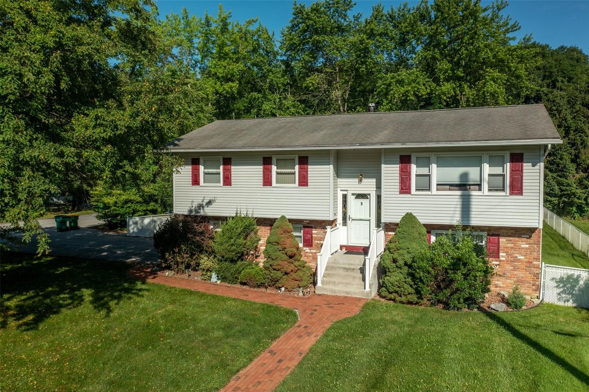 Exterior, Facade, Raised Ranch