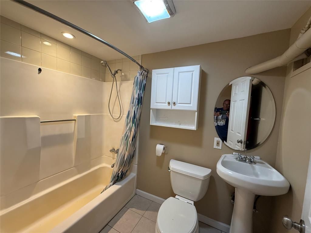Bathroom, Interior, Recessed Lighting