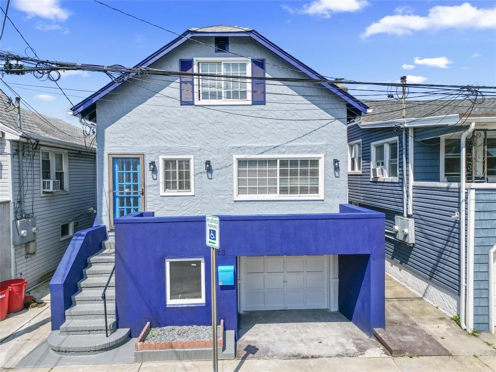 Attached, Exterior, Facade, American Craftsman