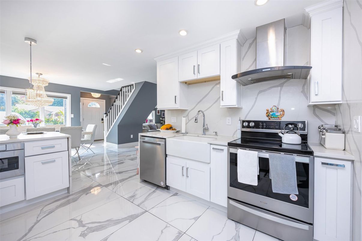 Chandelier, Dining room, Interior, Kitchen, Marble, Recessed Lighting, Stainless Steel Appliances