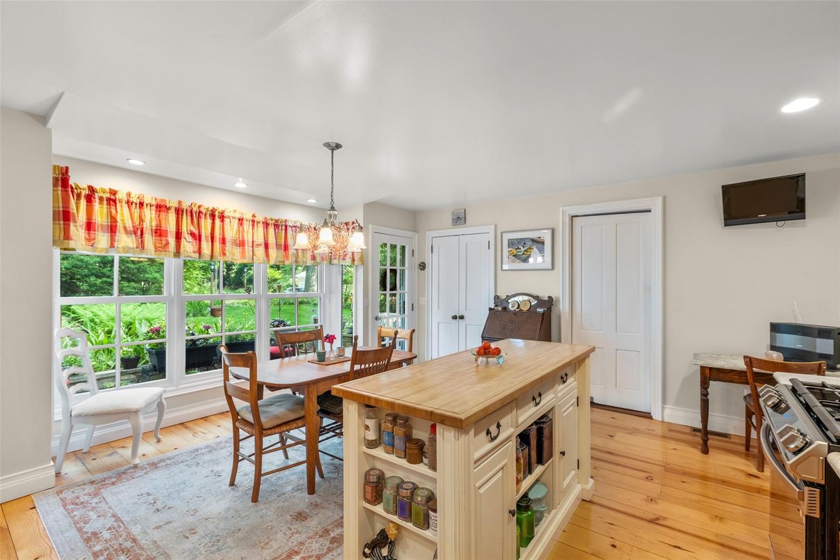 Chandelier, Dining room, Interior, Kitchen, Recessed Lighting, Wood Texture Flooring