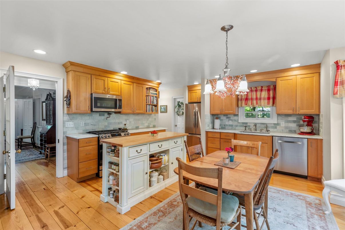 Chandelier, Dining room, Interior, Kitchen, Pendant Lights, Recessed Lighting, Stainless Steel Appliances, Wood Texture Flooring