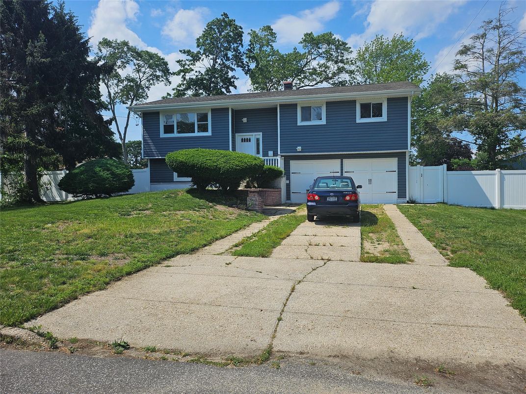 Attached, Exterior, Facade, Raised Ranch