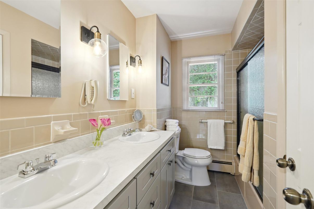 Bathroom, Dual Sink Vanities, Interior