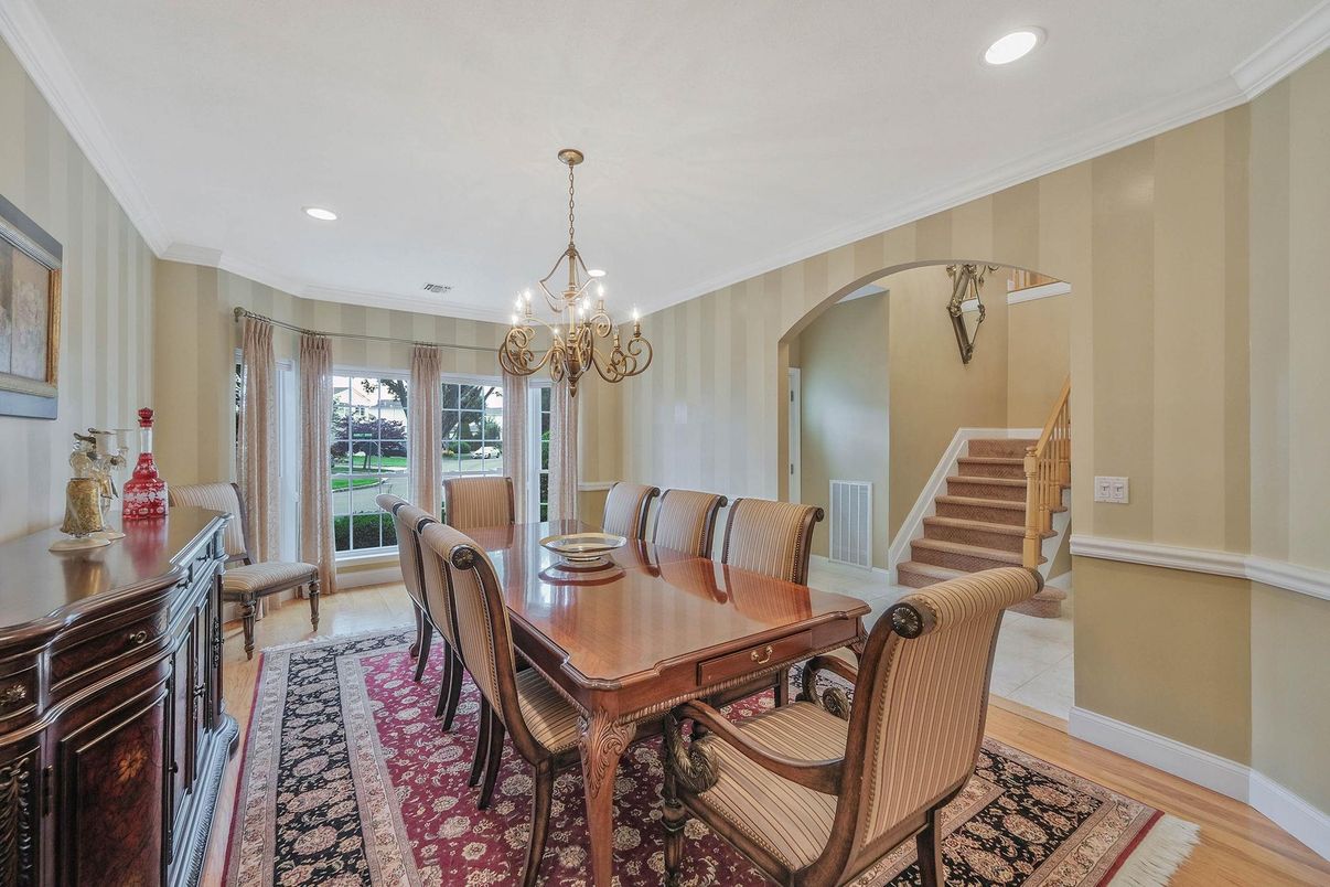 Chandelier, Dining room, Interior, Recessed Lighting, Wood Texture Flooring