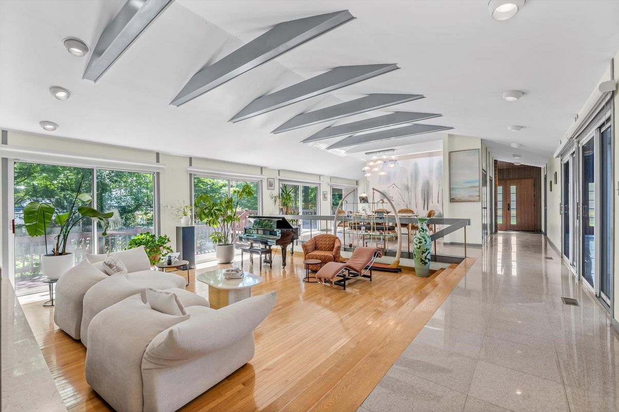 Interior, Living room, Pendant Lights, Piano, Recessed Lighting, Wood Texture Flooring