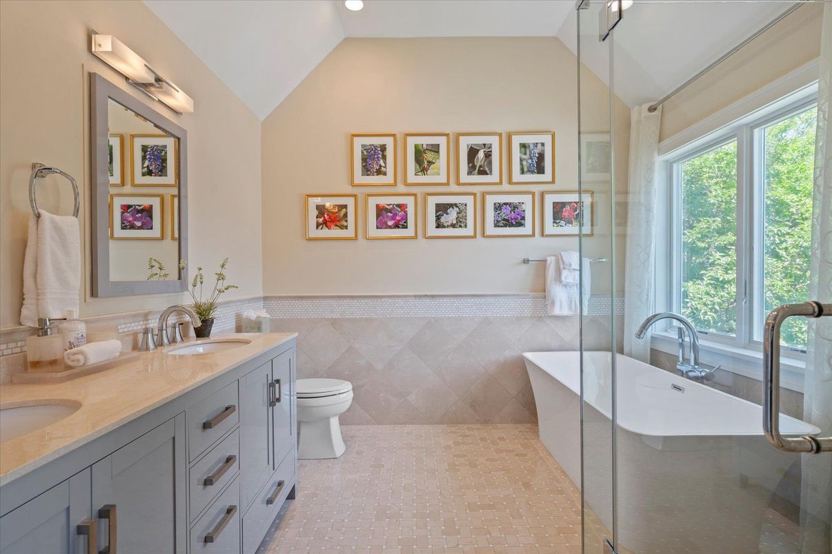 Bathroom, Dual Sink Vanities, Interior, Recessed Lighting