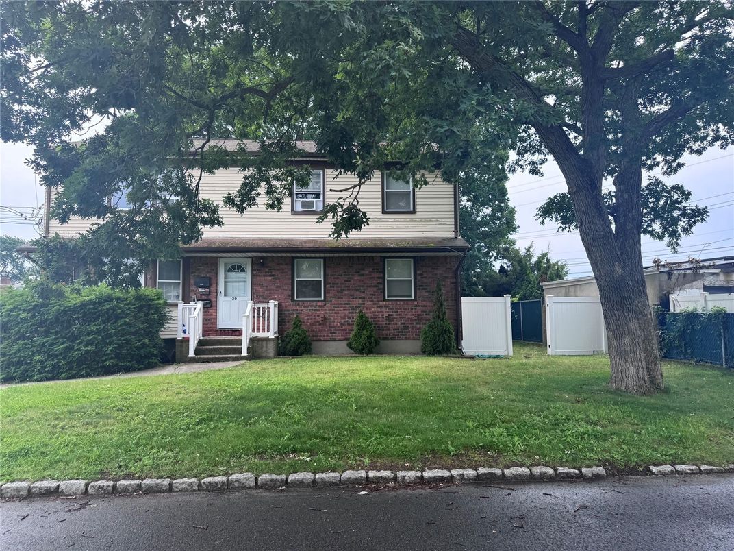 Exterior, Facade, Brick Facade, American Foursquare