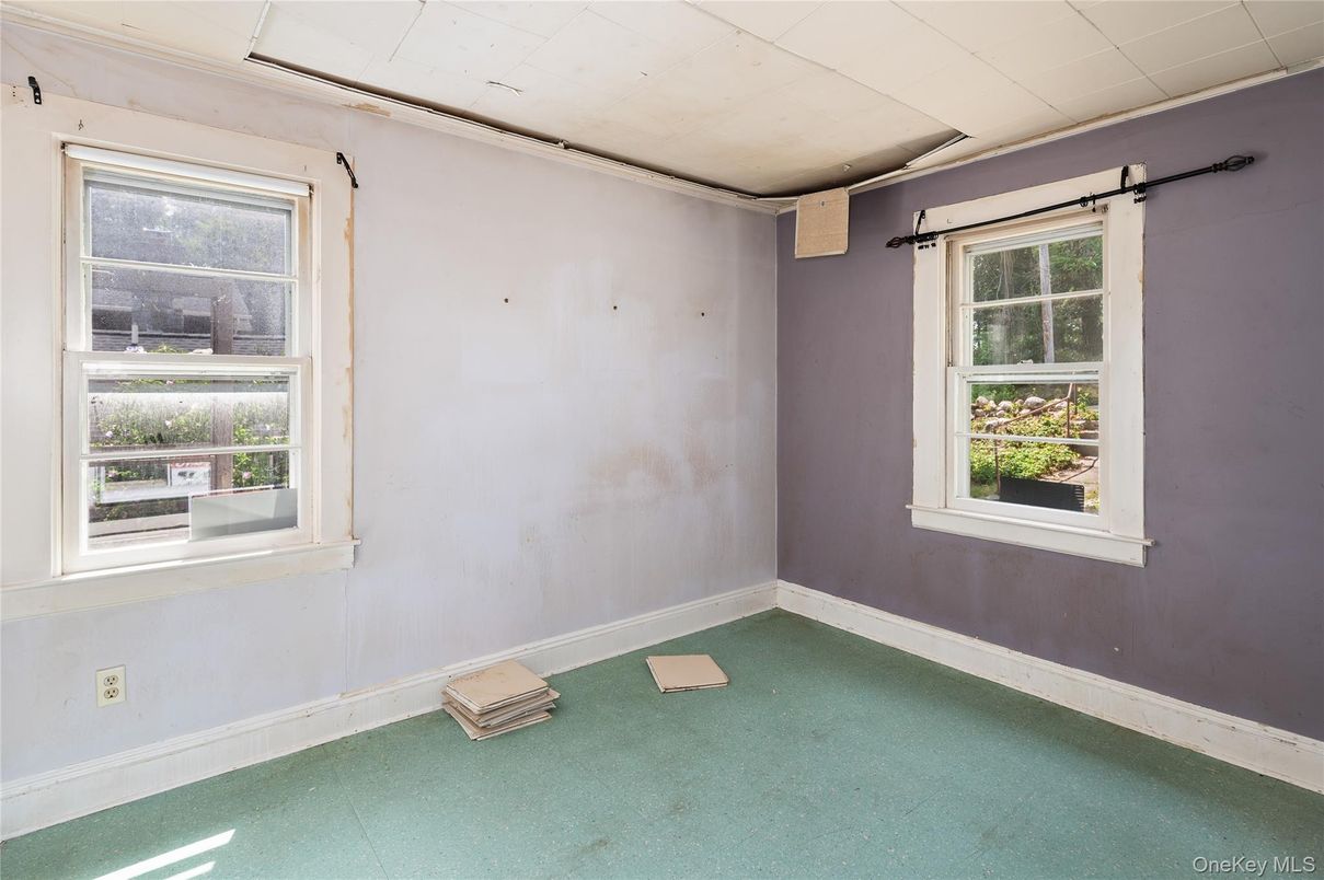 Empty room, Interior