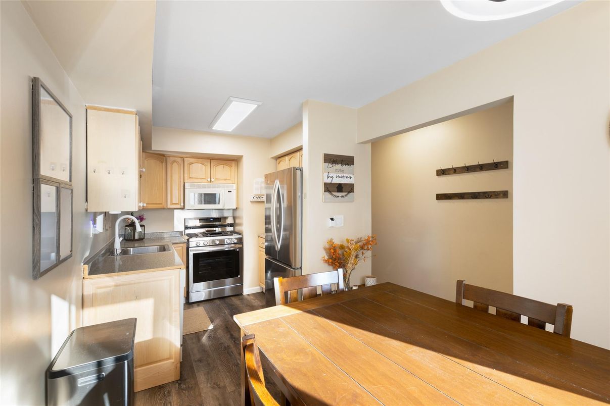 Dining room, Interior, Kitchen, Stainless Steel Appliances, Wood Texture Flooring