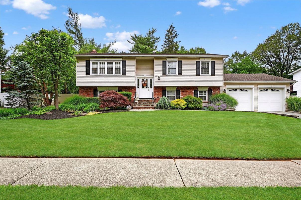 Attached, Exterior, Facade, Brick Facade, Raised Ranch