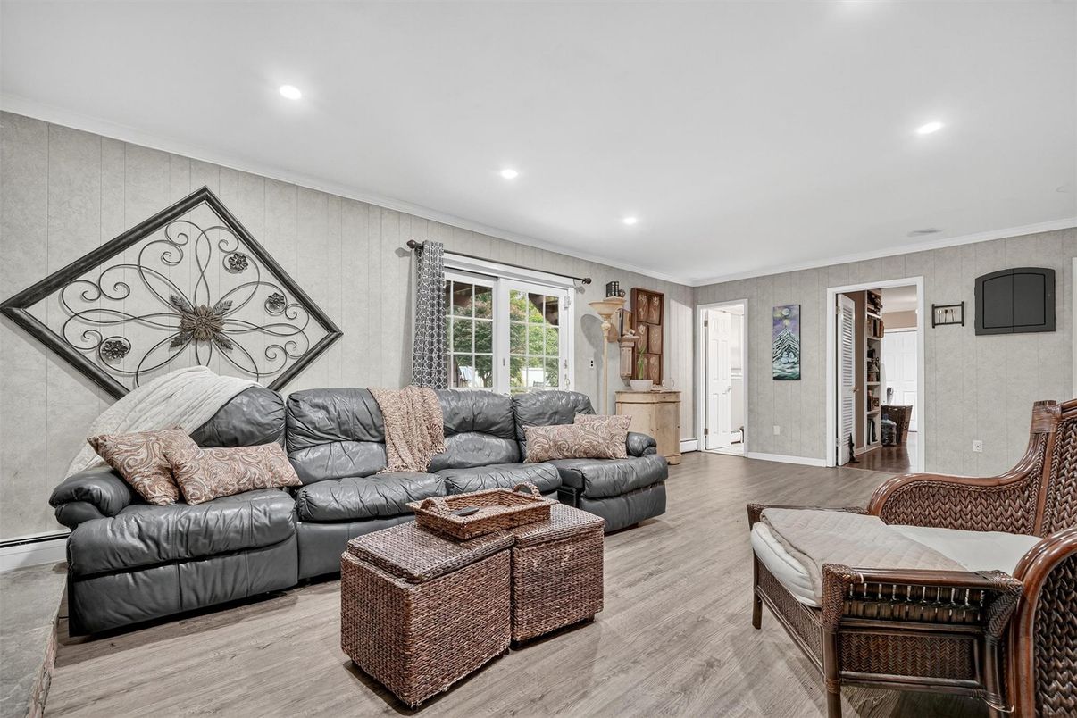 Interior, Living room, Recessed Lighting, Wood Texture Flooring