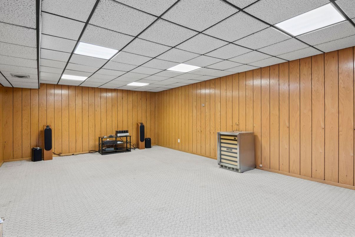 Empty room, Interior, Recessed Lighting, Wooden Walls