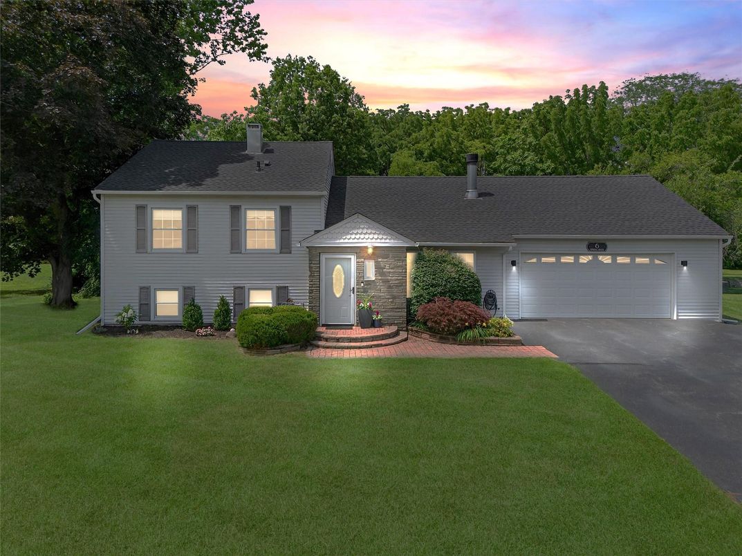Attached, Exterior, Facade, Ranch