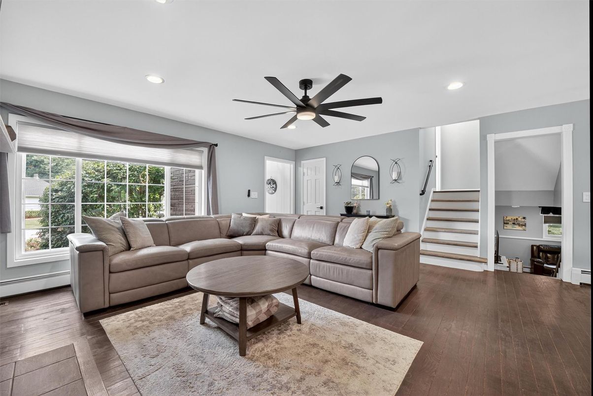 Interior, Living room, Recessed Lighting, Wood Texture Flooring