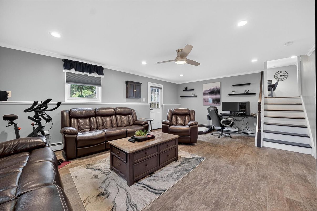 Fitness Equipment, Home Office, Interior, Living room, Recessed Lighting, Wood Texture Flooring