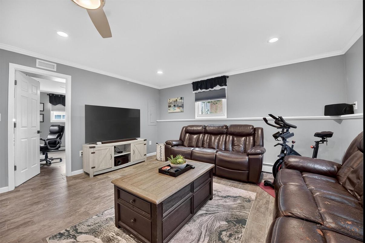 Fitness Equipment, Interior, Living room, Recessed Lighting, Wood Texture Flooring
