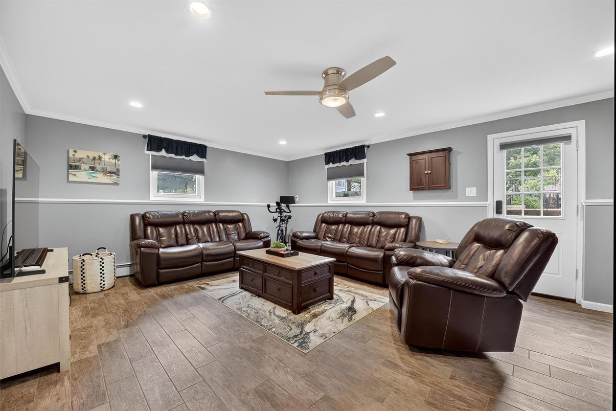 Fitness Equipment, Interior, Living room, Recessed Lighting, Wood Texture Flooring