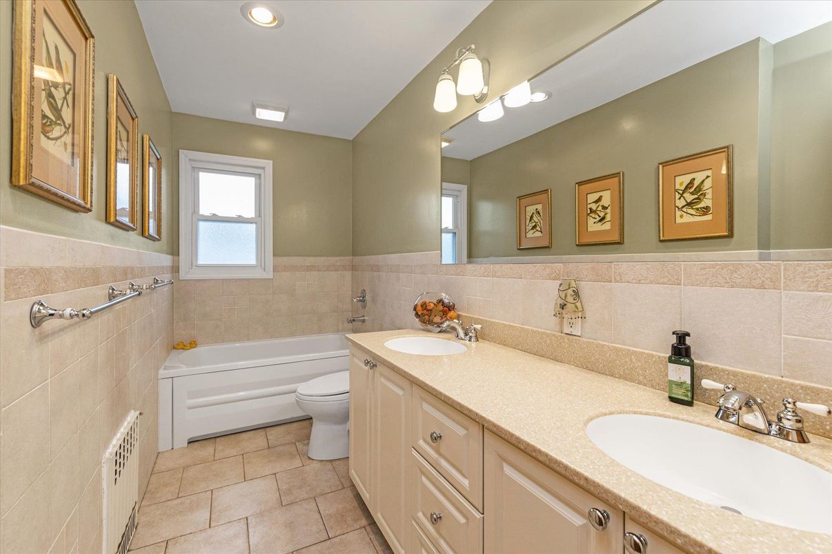 Bathroom, Dual Sink Vanities, Interior, Recessed Lighting