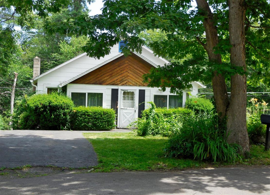 Exterior, Facade, Ranch