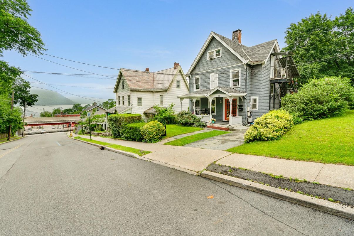 Exterior, Facade, Queen Anne Victorian