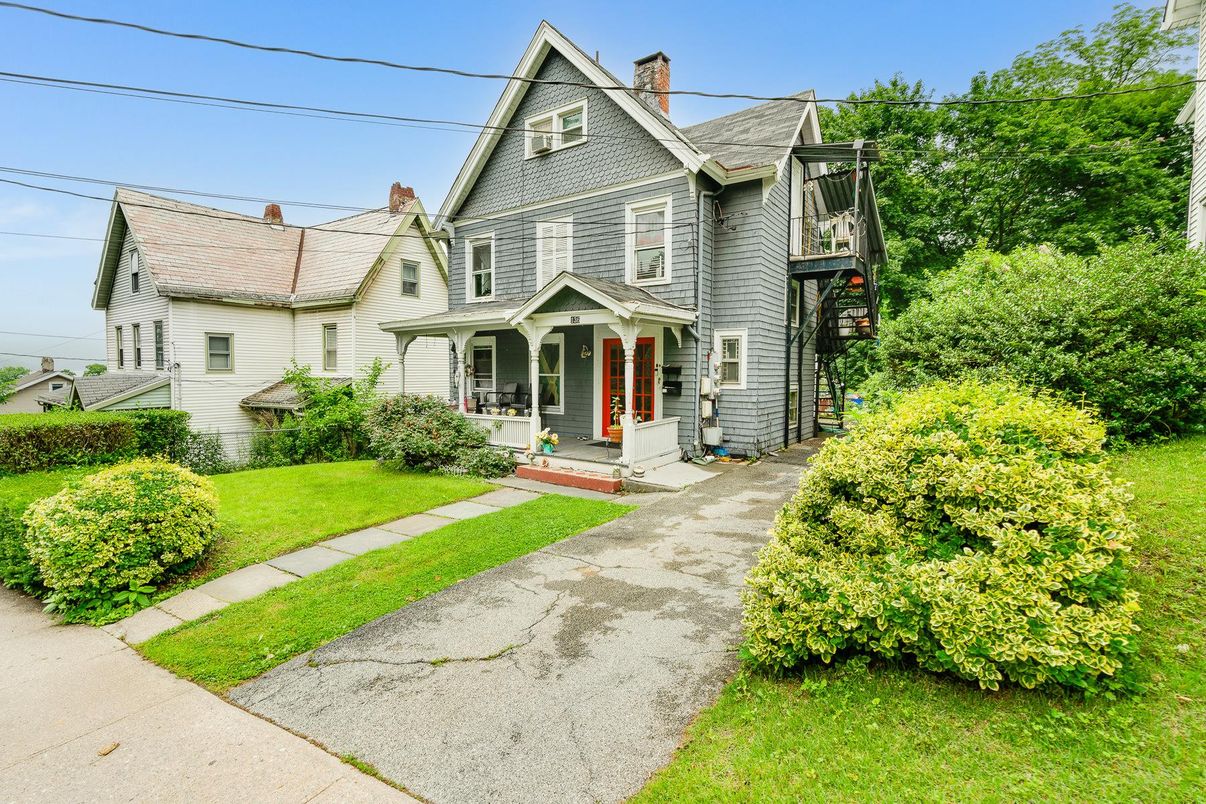 Exterior, Facade, Queen Anne Victorian