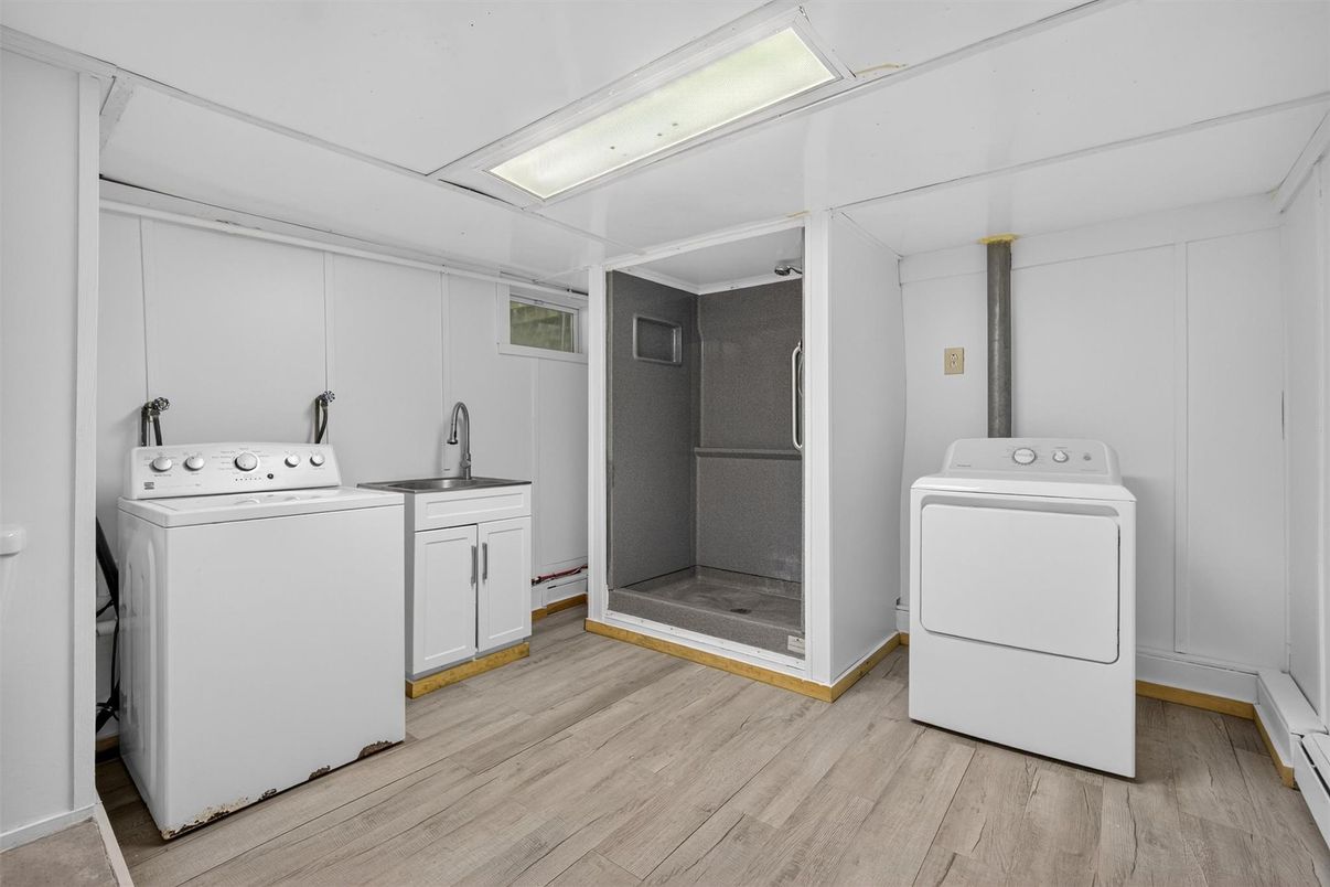 Interior, Utility Closets, Washer, Wood Texture Flooring