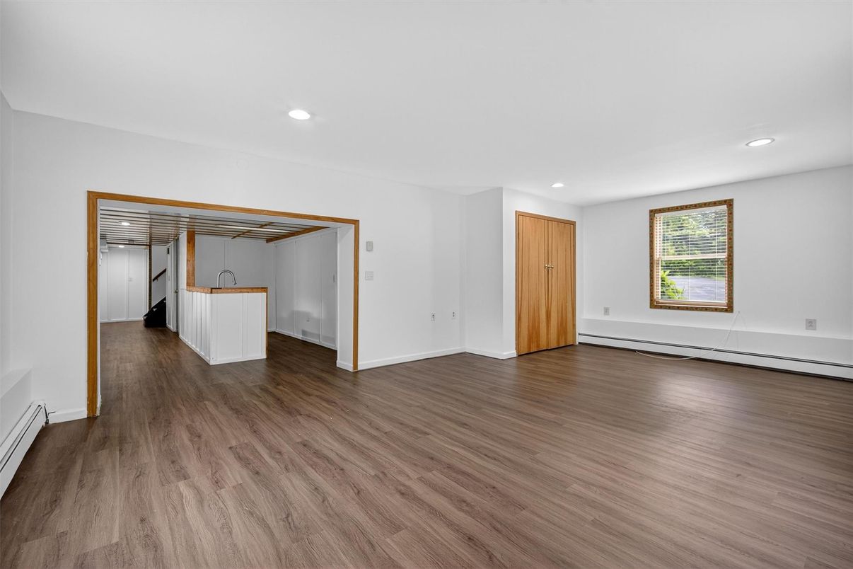 Empty room, Interior, Recessed Lighting, Wood Texture Flooring