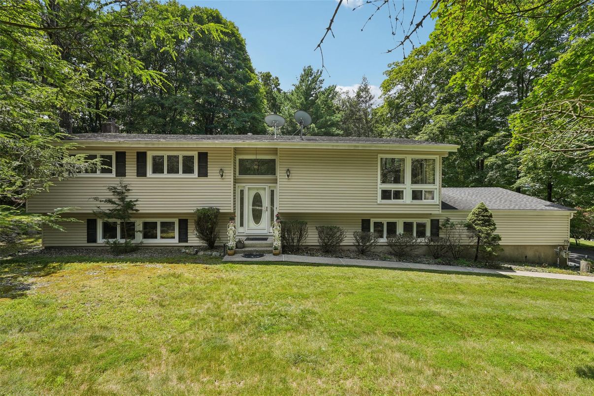 Backyard, Exterior, Facade, Raised Ranch
