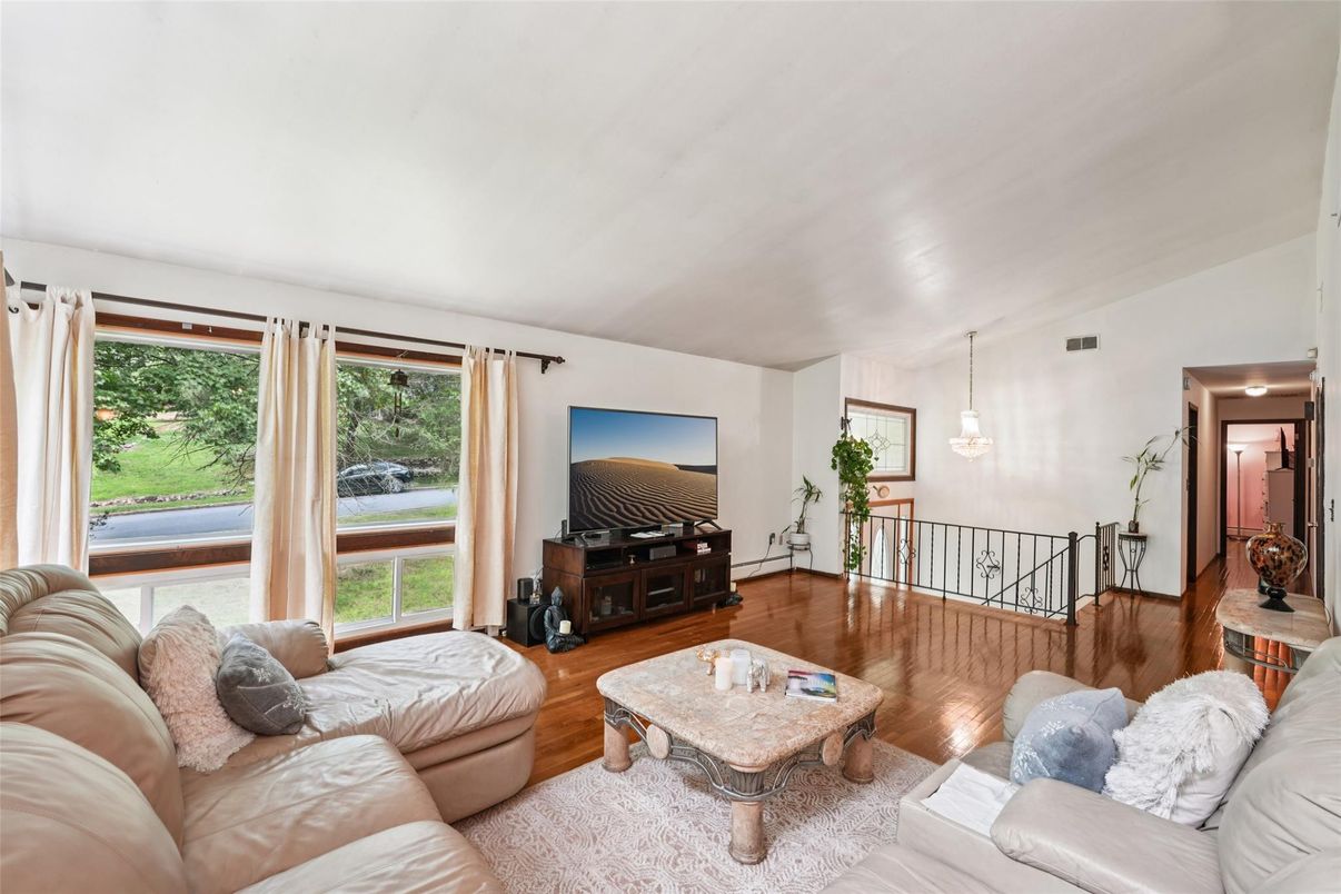 Interior, Living room, Pendant Lights, Wood Texture Flooring