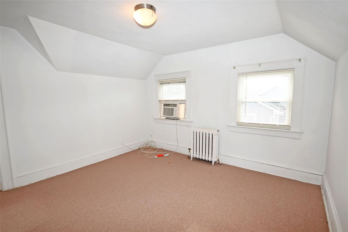Empty room, Interior