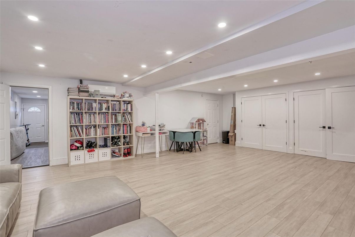 Interior, Recessed Lighting, Wood Texture Flooring