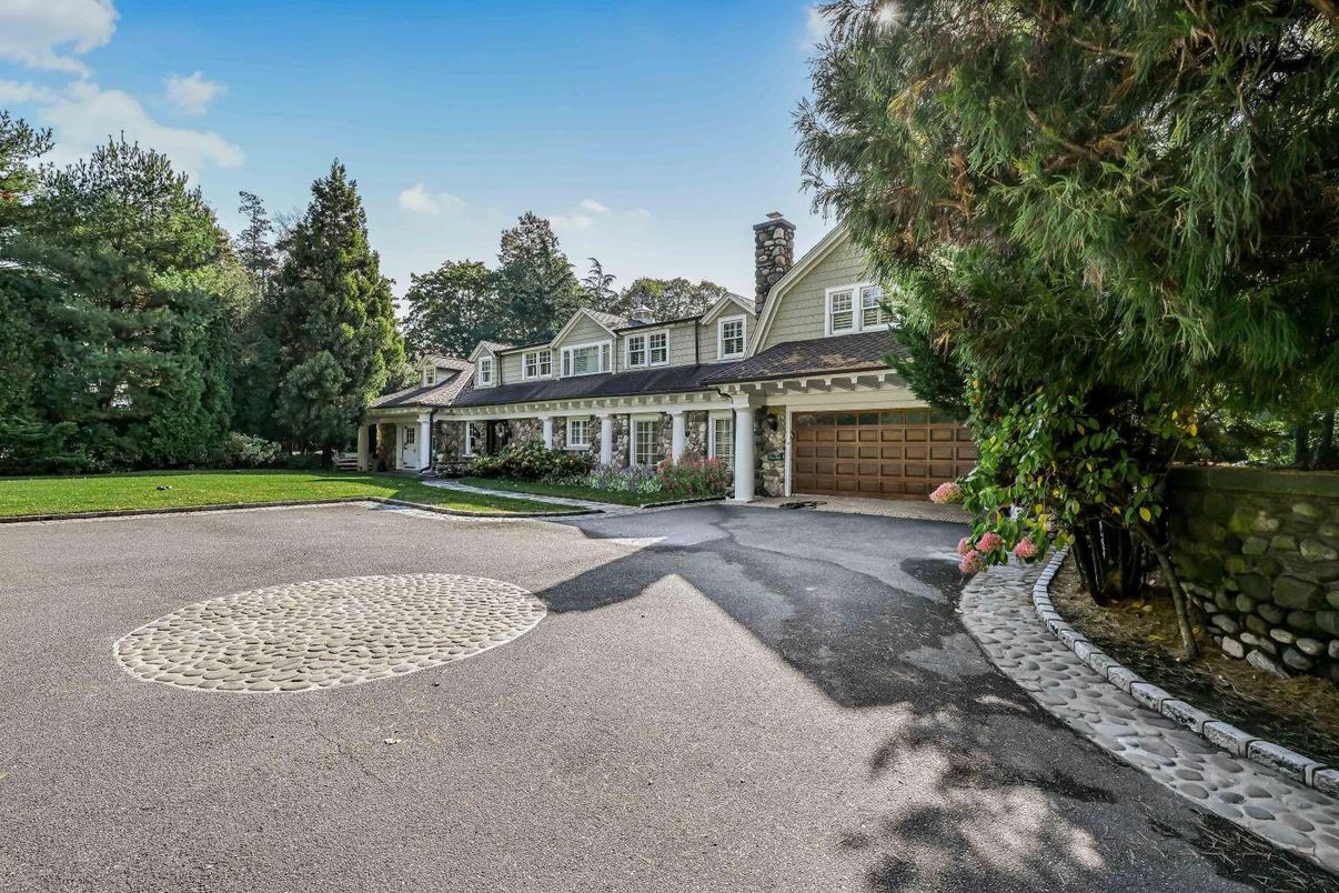 Attached, Backyard, Exterior, Facade, Queen Anne Victorian