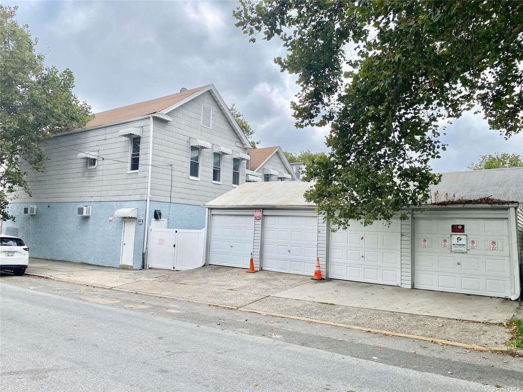 Attached, Detached Garage, Exterior, Facade, Rowhouse