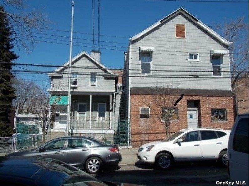 Exterior, Facade, Brick Facade, Rowhouse