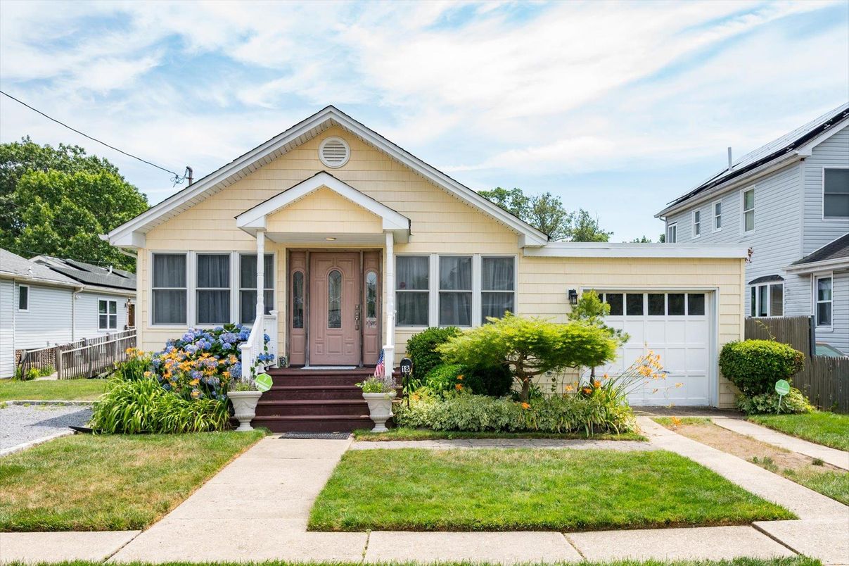 Attached, Exterior, Facade, Solar Panels, Queen Anne Victorian