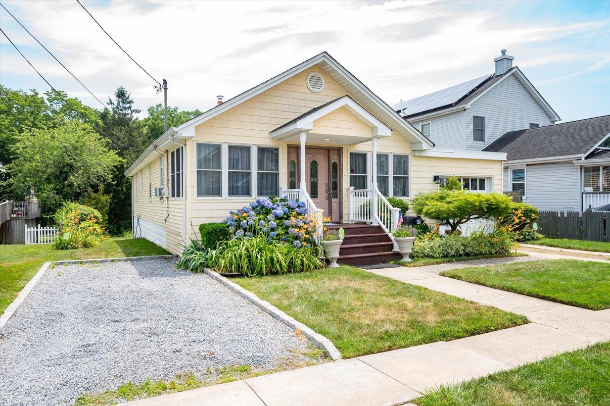 Exterior, Facade, Solar Panels, Queen Anne Victorian