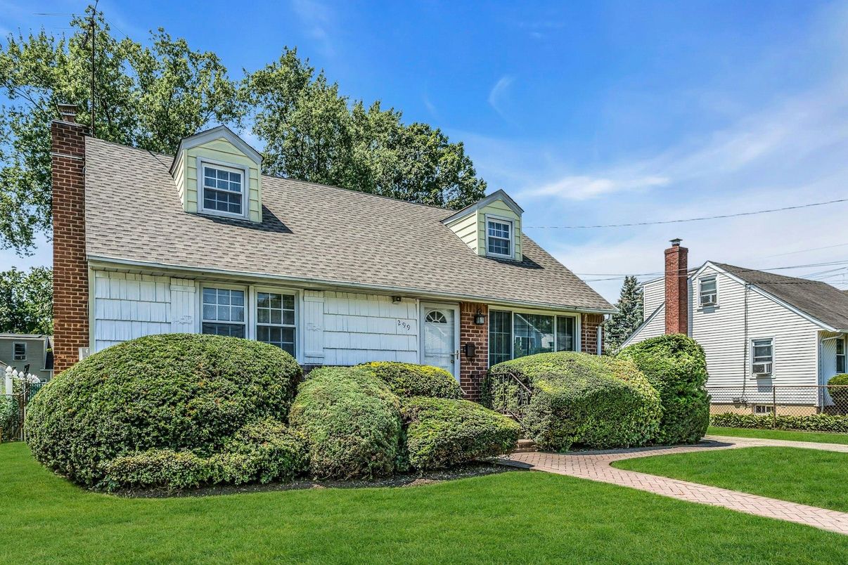 Attached, Exterior, Facade, Brick Facade, Cape Cod