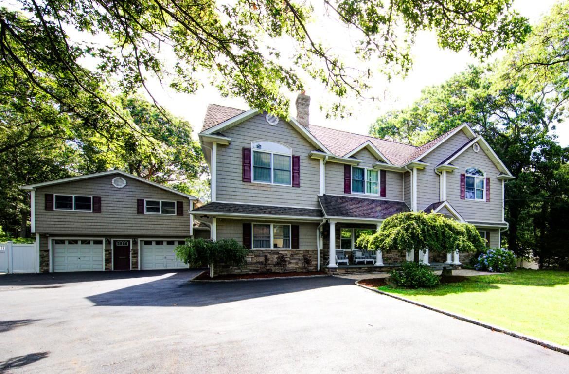 Attached, Exterior, Facade, Split Level