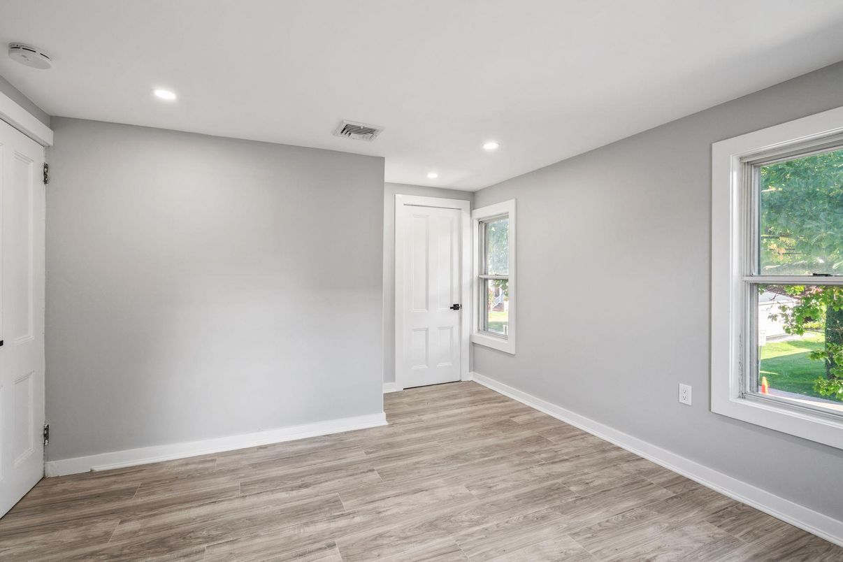Empty room, Interior, Recessed Lighting, Wood Texture Flooring