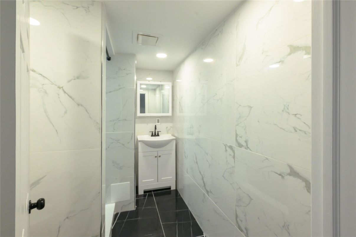 Bathroom, Interior, Marble Walls, Recessed Lighting