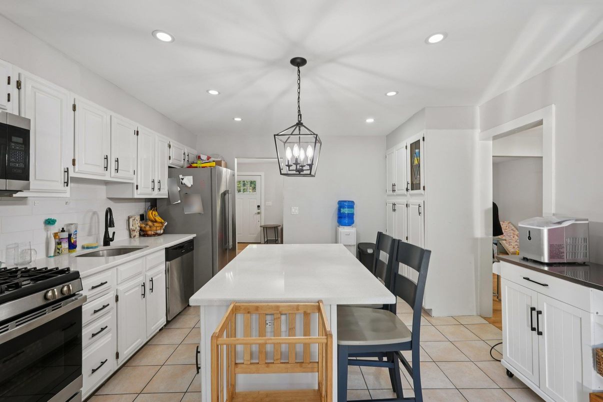 Dining room, Interior, Kitchen, Pendant Lights, Recessed Lighting, Stainless Steel Appliances