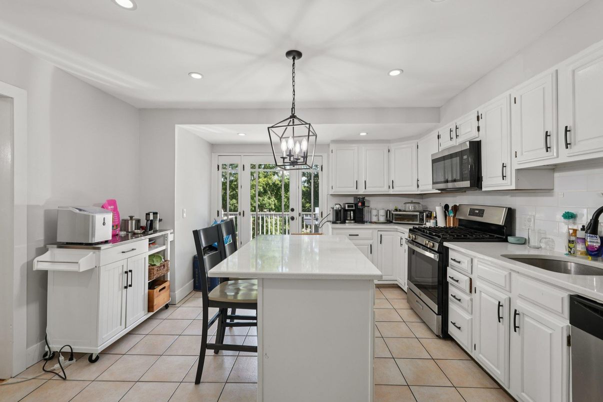Dining room, Interior, Kitchen, Pendant Lights, Recessed Lighting, Stainless Steel Appliances